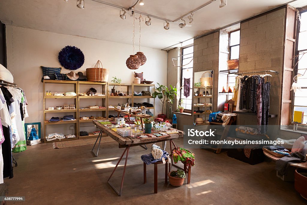 Interior de una tienda de venta de ropa y accesorios - Foto de stock de Boutique libre de derechos