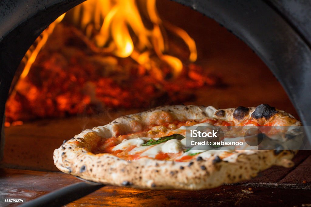 pizza de margerita sabrosa al horno - Foto de stock de Pizza libre de derechos