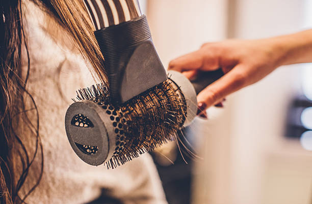 mujer secando el cabello con secador de pelo y cepillo... - hair care hairbrush hair dryer human hair fotografías e imágenes de stock