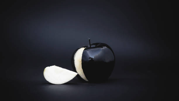 pokrojone czarne jabłko na tle - rotting apple fruit rudeness zdjęcia i obrazy z banku zdjęć