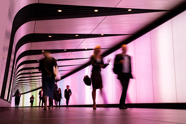 tunnel pedonale a londra, inghilterra - people traveling abstract glass men foto e immagini stock