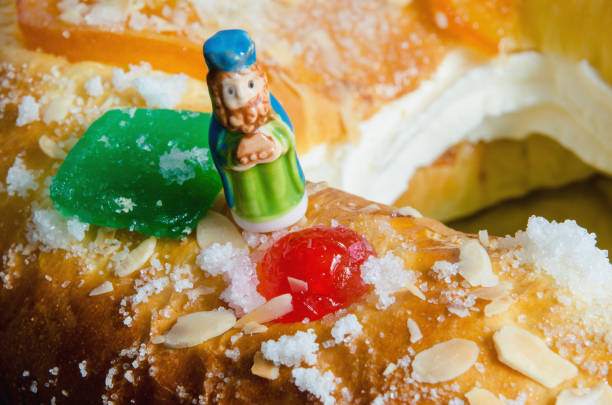 roscon de reyes i jeden mędrcy figurka gaspar - glazed almond nut sugar zdjęcia i obrazy z banku zdjęć