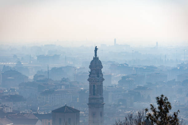 vista aérea nebulosa na cidade de bérgana, lombardia, itália - smog city pollution town - fotografias e filmes do acervo