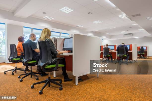 Foto de Sala De Aula De Ti Moderna e mais fotos de stock de Sala de aula de universidade - Sala de aula de universidade, Estudante, Sala de aula