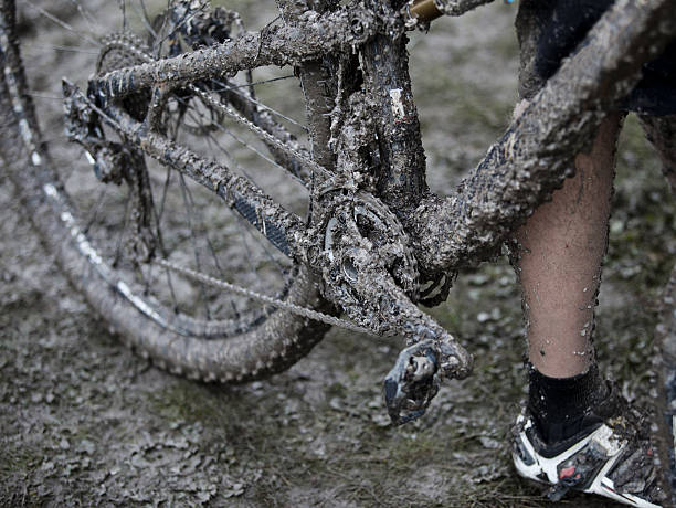 muddy mountain bike - mountain cycling bicycle tire imagens e fotografias de stock