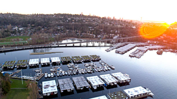 portage bay seattle lake washington lens flare orange glow spirals - titling foto e immagini stock