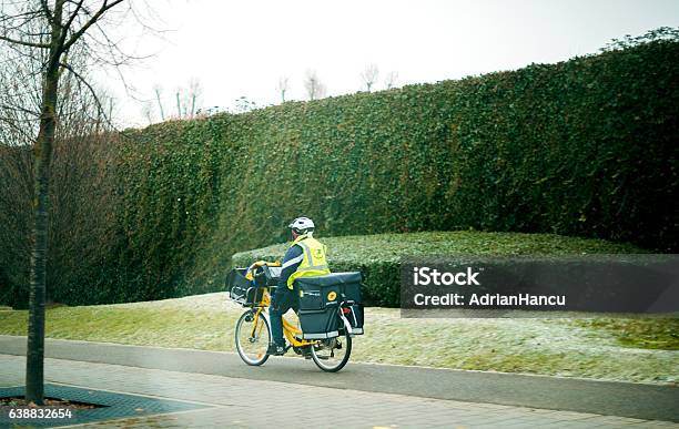 Postman Worker On Bicycle On Cold Day 照片檔及更多 郵政工作人員 照片 - 郵政工作人員, 單車, 郵局