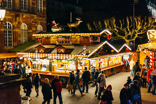 erhöhte ansicht des hristmas-marktes in straßburg, frankreich - city life audio stock-fotos und bilder