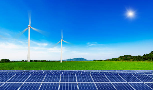 geradores de vento e painéis solares com céu azul ao pôr do sol - fuel and power generation wind turbine solar panel alternative energy imagens e fotografias de stock