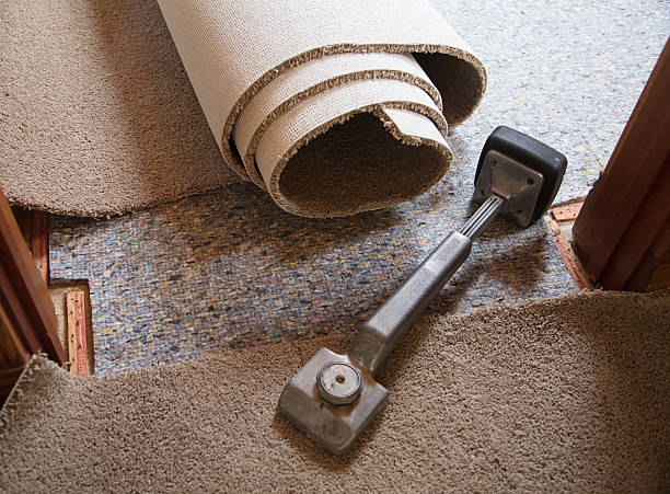 teppich knie kicker - carpet installation stock-fotos und bilder