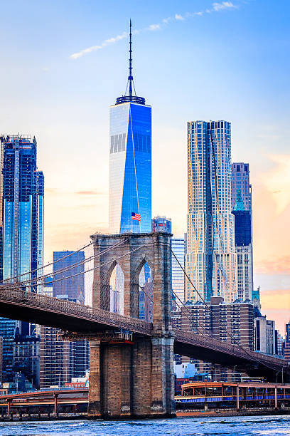 the freedom tower and brooklyn bridge - brooklyn bridge bridge brooklyn stone imagens e fotografias de stock