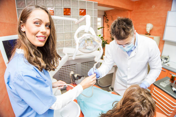 frau in der zahnarztpraxis - dental hygiene dentist office dental drill handpiece stock-fotos und bilder