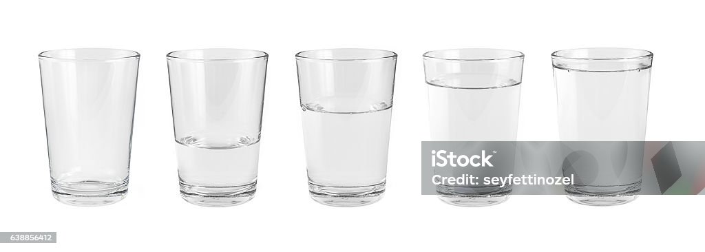 Bicchiere d'acqua vuoto e un bicchiere d'acqua - Foto stock royalty-free di Bicchiere