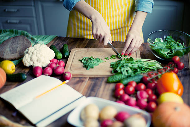 frescos produtos hortícolas - modo de preparação de comida imagens e fotografias de stock