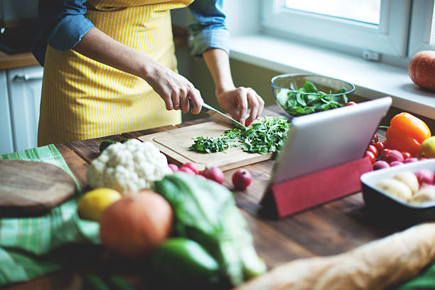 verduras frescas  - cortar en trozos preparar comida fotos fotografías e imágenes de stock