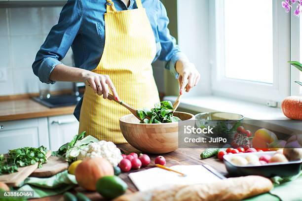 Photo libre de droit de Légumes Frais banque d'images et plus d'images libres de droit de Cuisiner - Cuisiner, Hygiène alimentaire, Salade composée
