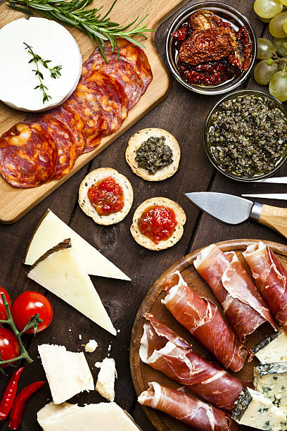 délicieux apéritif sur table en bois rustique - food appetizer still life ham photos et images de collection