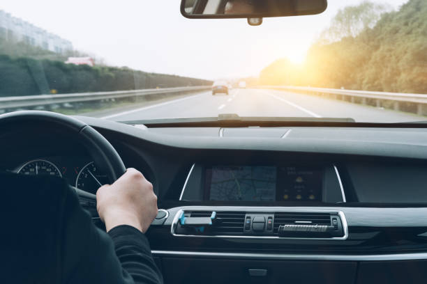 uomo alla guida auto dalla vista posteriore - interno di automobile foto e immagini stock