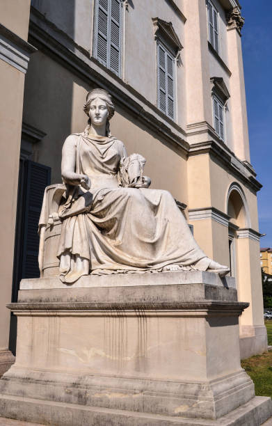 istock Neoclassical statue woman 638881518