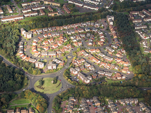 vue aérienne du lotissement au royaume-uni - housing development house scotland uk photos et images de collection