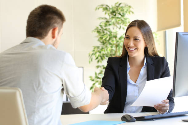 pomyślnie rozmowa kwalifikacyjna - financial occupation business shaking human hand zdjęcia i obrazy z banku zdjęć