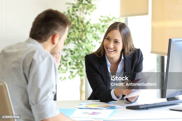 Foto de Chefe Comemorando Um Bom Trabalho De Um Funcionário e mais fotos de stock de Benefícios