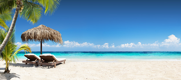Sillas y sombrillas en Coral Beach - Tropical Resort Banner photo