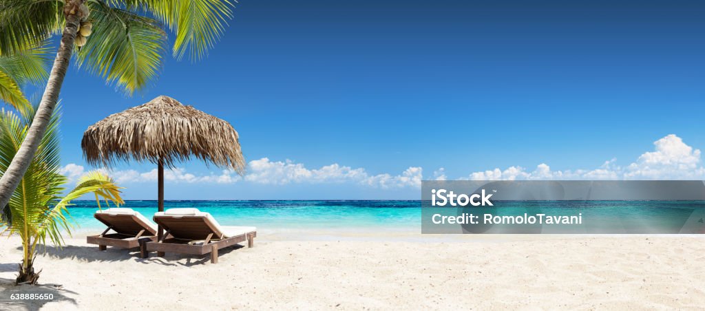 Chaises et parasol à Coral Beach - Tropical Resort Banner - Photo de Plage libre de droits