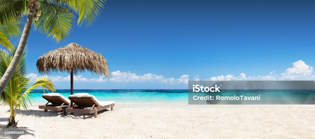 Sedie e ombrellone in Coral Beach - Striscione resort tropicale - Foto stock royalty-free di Spiaggia