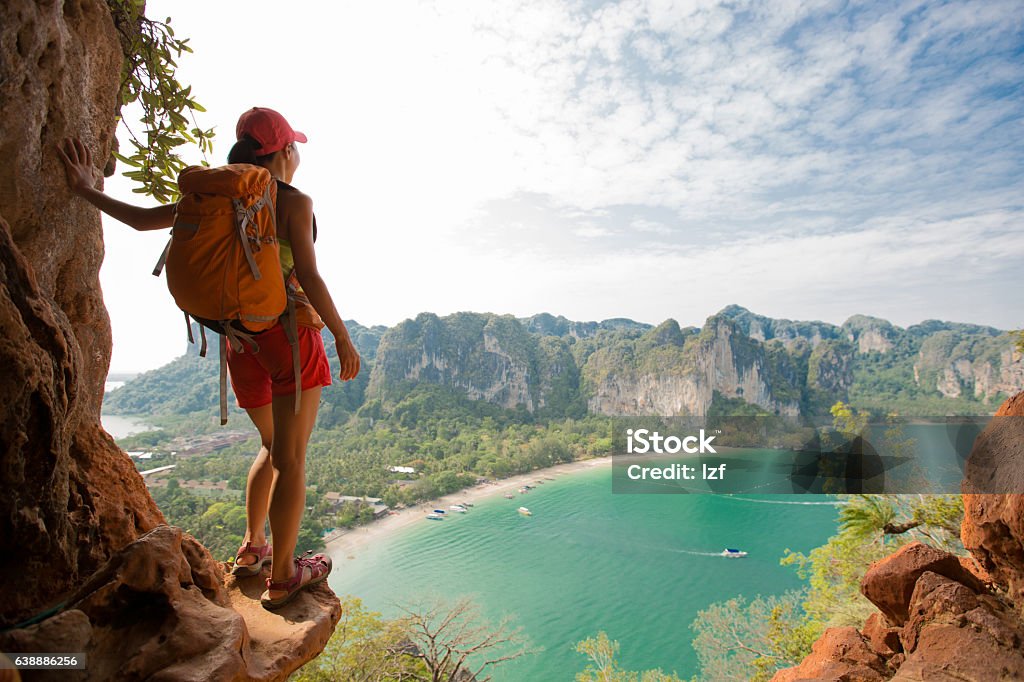 Mujer joven mochilero excursionismo en las montañas costeras - Foto de stock de Excursionismo libre de derechos