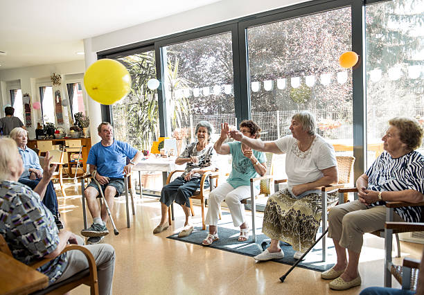 personas mayores que participan en actividades grupales en la guardería para adultos - recreacion fotografías e imágenes de stock