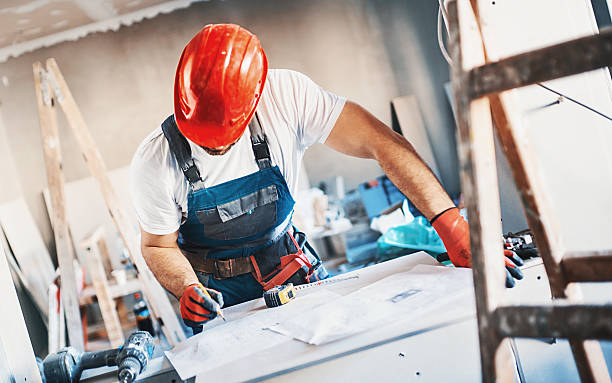 rotina de trabalhadores da construção civil. - blue construction built structure indoors - fotografias e filmes do acervo