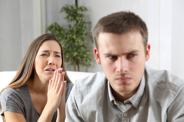 esposa pidiendo perdón a su marido - pleading men women forgiveness fotografías e imágenes de stock