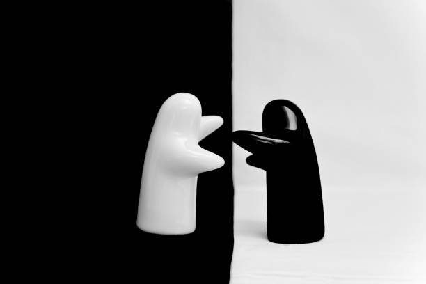 istock Black and white porcelain figurines on a white/black background 638892240