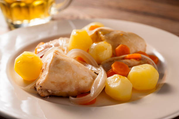 huhn mit kartoffeln mit bier - onion carrot vegetable reflection stock-fotos und bilder