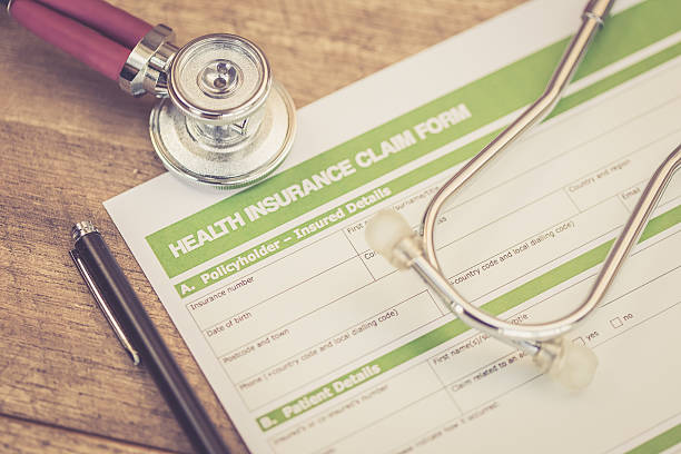 primer plano de un seguro médico forma - healthcare and medicine bill claim form insurance fotografías e imágenes de stock