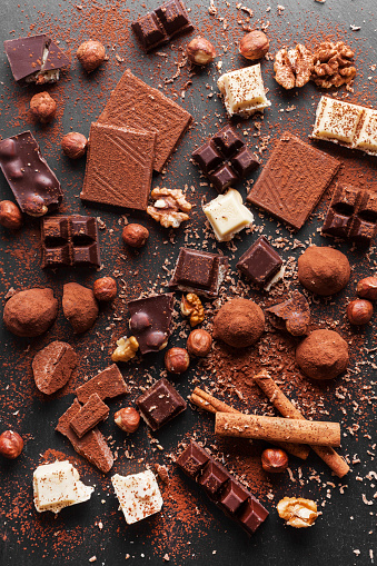 Variedad de pralins de chocolate caseros dulces sobre fondo de madera photo