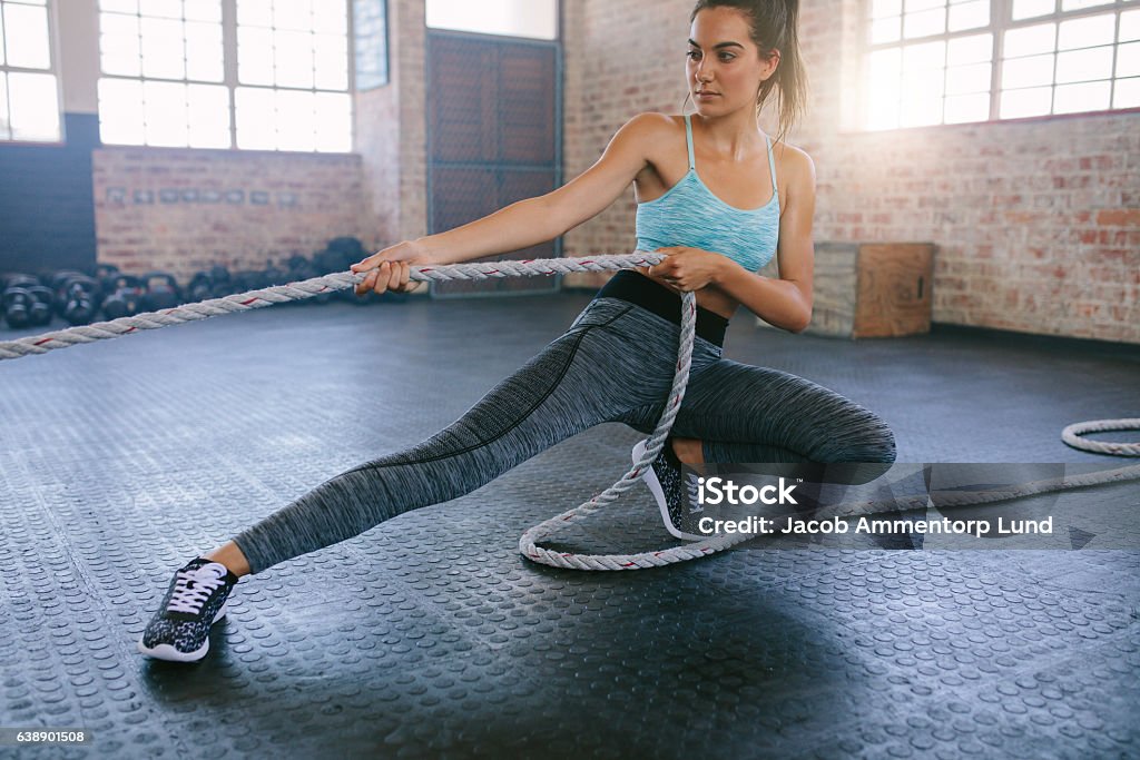 Fitness Frau ziehen Seil im Fitnessstudio - Lizenzfrei Seil Stock-Foto