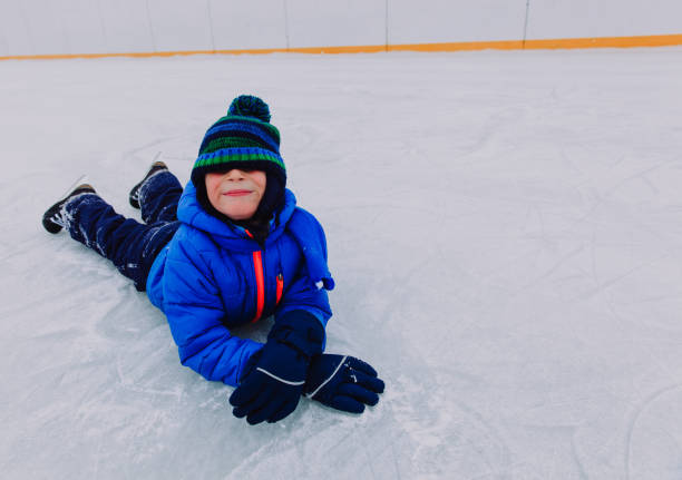 istock cute little boy learning to skate in winter 638901778