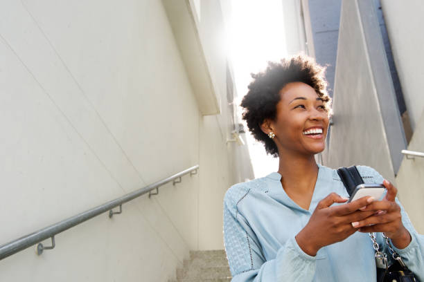 젊은 흑인 여자 에 단계 와 휴대 전화 - business smiling walking outdoors 뉴스 사진 이미지
