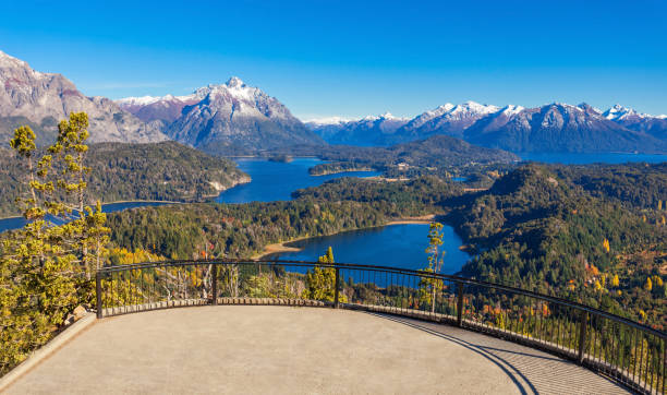 paysage de bariloche en argentine - panoramic bariloche argentina scenics photos et images de collection