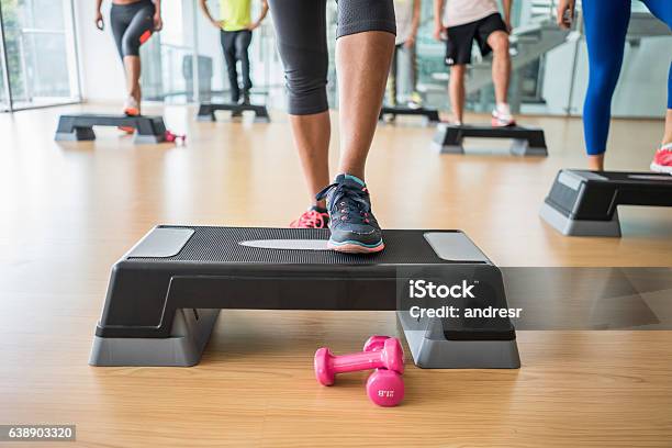 Personas En El Gimnasio En Una Clase De Aeróbic Foto de stock y más banco de imágenes de Escalones - Escalones, Un escalón, Aeróbic