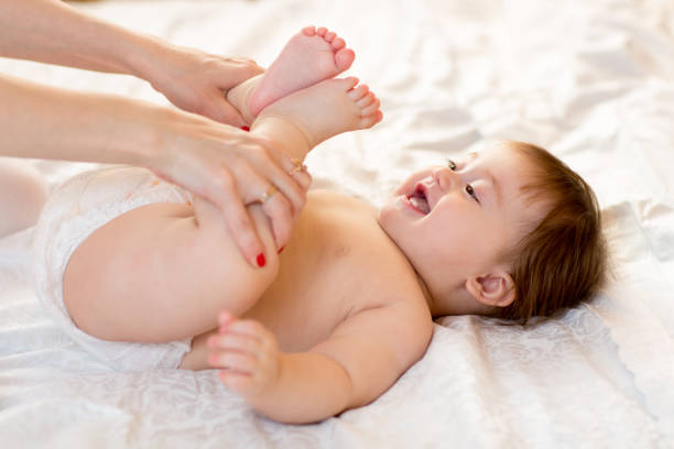 mère masser son bébé fille - massagist photos et images de collection