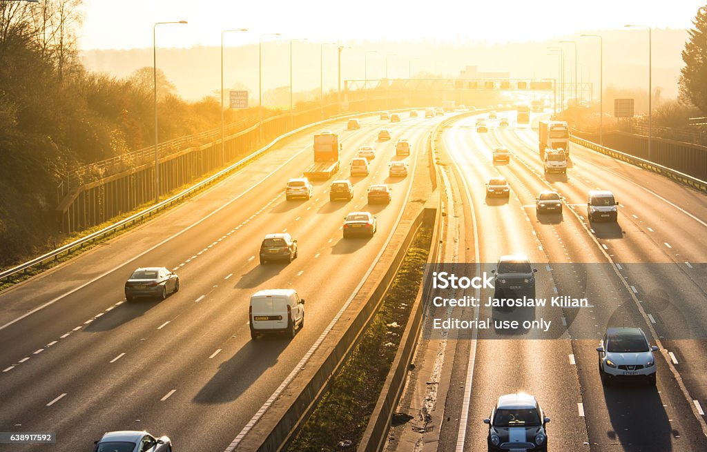 Puesta de sol sobre la autopista británica M25 - Foto de stock de Vía principal libre de derechos
