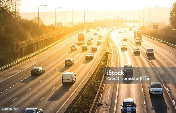 Puesta De Sol Sobre La Autopista Británica M25 Foto de stock y más banco de imágenes de Vía principal - Vía principal, Coche, Tráfico