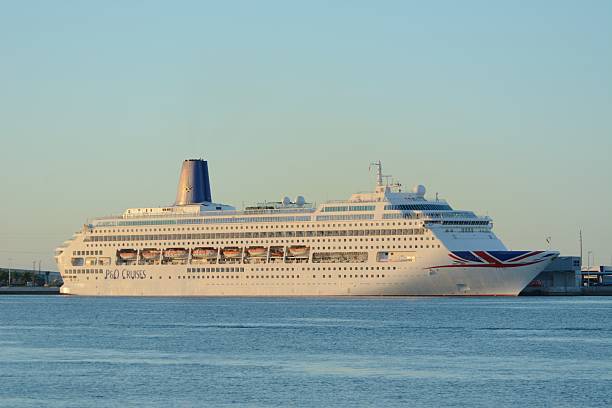 p y o oriana en el muelle - p and o cruises fotografías e imágenes de stock