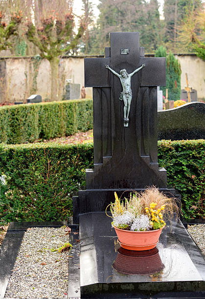 pierres tombales en marbre dans le cimetière de français - cemetery crossing green grass photos et images de collection
