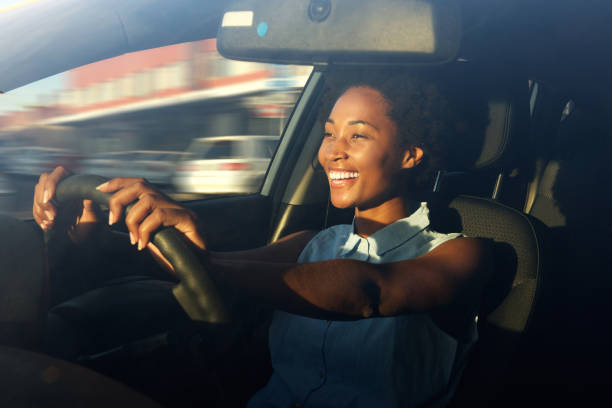 junge afrikanische amerikanerin autofahrend - fahren stock-fotos und bilder