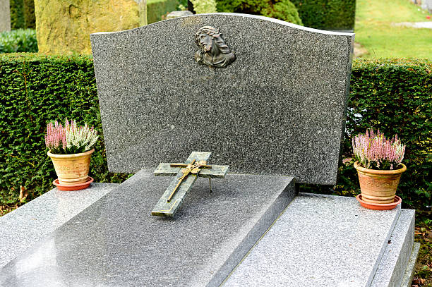 pierres tombales en marbre gris dans le cimetière de français - cemetery crossing green grass photos et images de collection