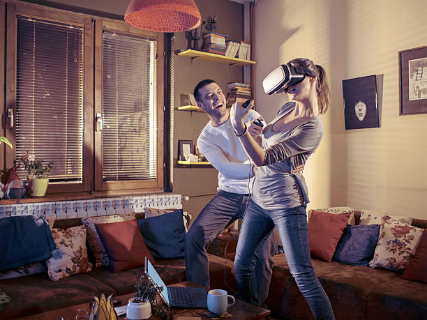 virtual reality gamers - gamer watching tv adult couple imagens e fotografias de stock